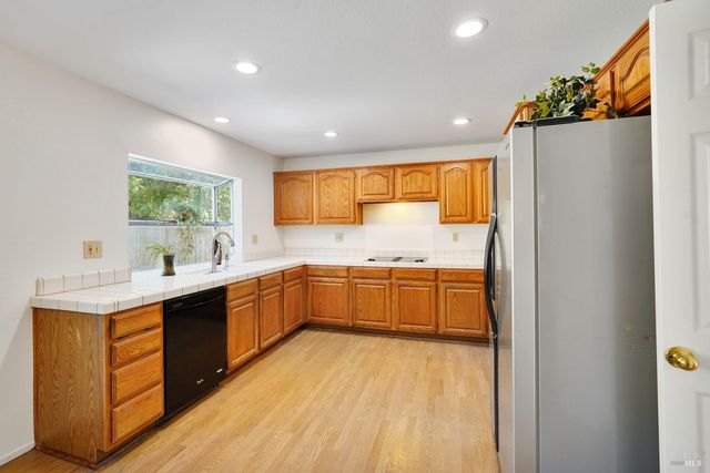 2220 Fox Glen Dr, Fairfield, CA 94534