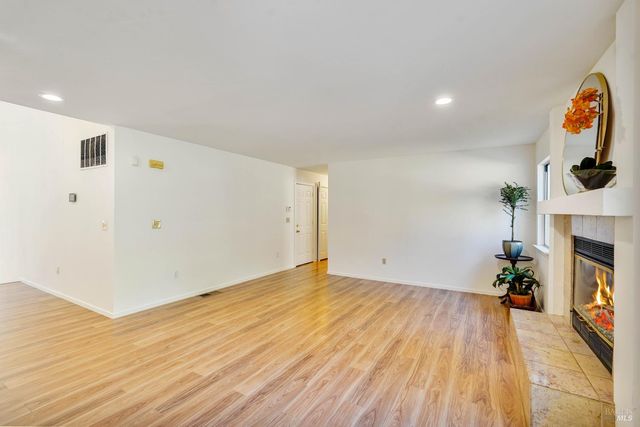 2220 Fox Glen Dr, Fairfield, CA 94534