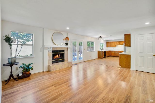 2220 Fox Glen Dr, Fairfield, CA 94534