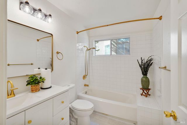 2220 Fox Glen Dr, Fairfield, CA 94534