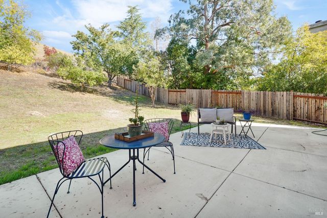 2220 Fox Glen Dr, Fairfield, CA 94534