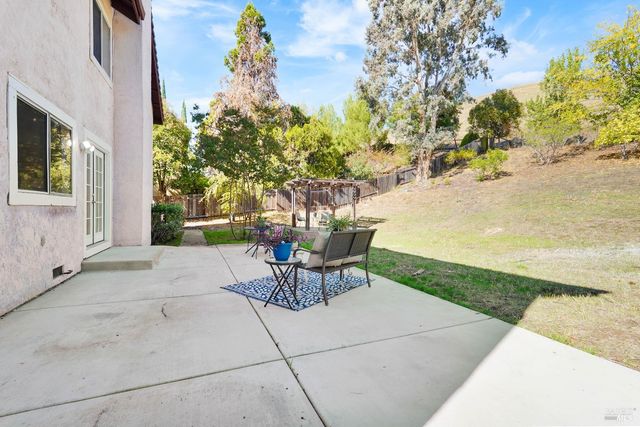 2220 Fox Glen Dr, Fairfield, CA 94534