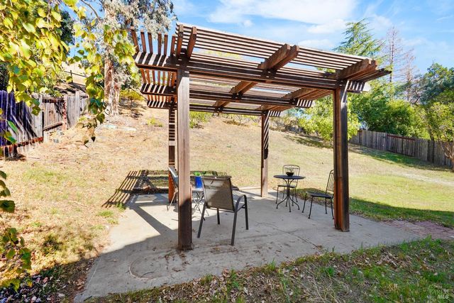 2220 Fox Glen Dr, Fairfield, CA 94534