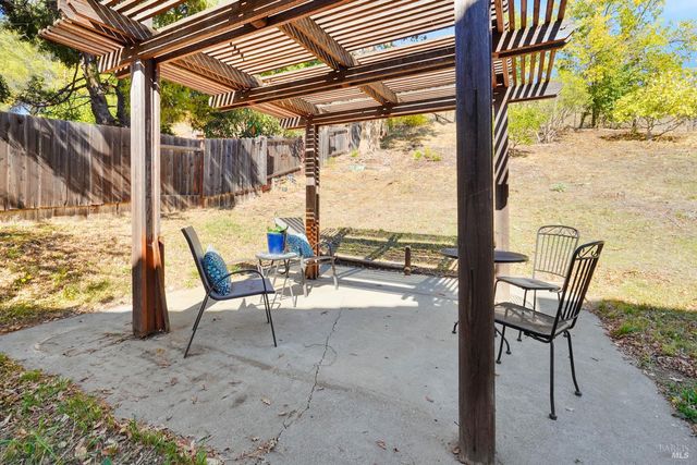 2220 Fox Glen Dr, Fairfield, CA 94534