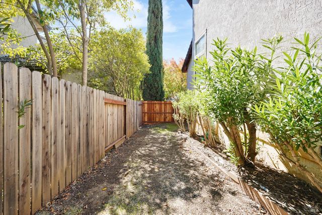 2220 Fox Glen Dr, Fairfield, CA 94534