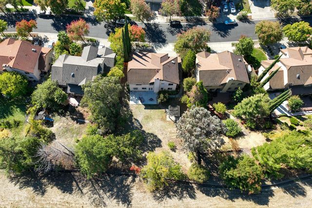 2220 Fox Glen Dr, Fairfield, CA 94534