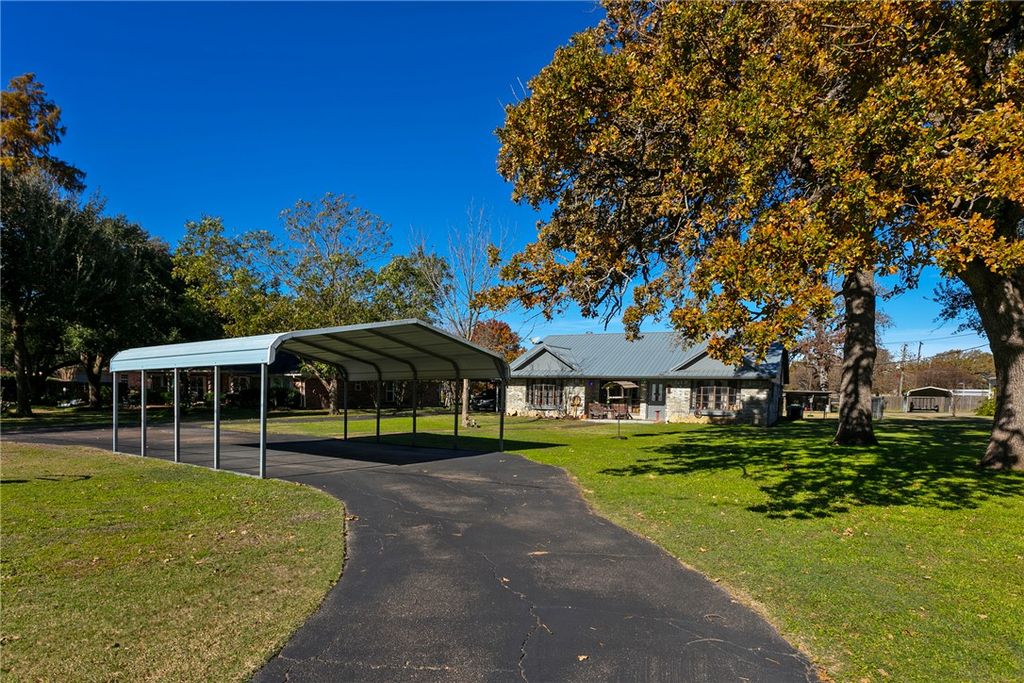 409 West Morgan Street, Franklin, TX 77856 — exterior