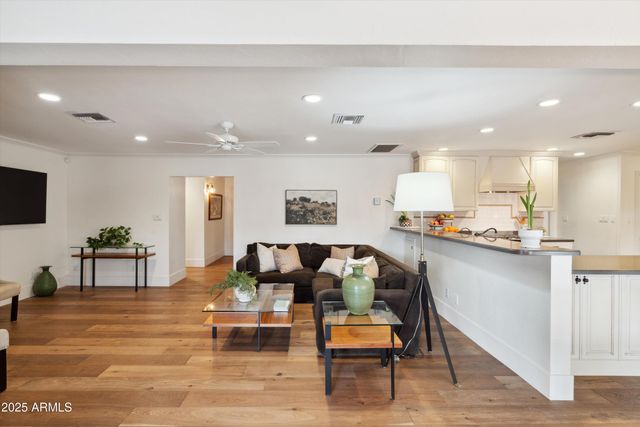 521 E CANTERBURY Lane, Phoenix, AZ 85022