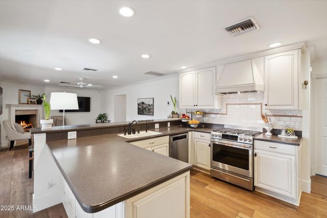 521 E CANTERBURY Lane, Phoenix, AZ 85022