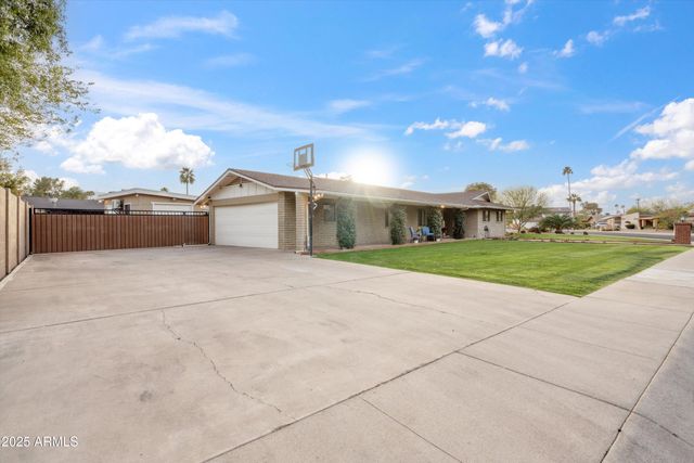 521 E CANTERBURY Lane, Phoenix, AZ 85022