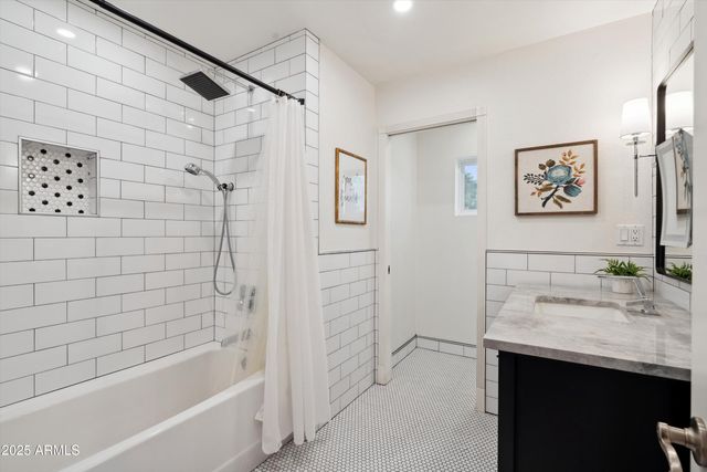 521 E CANTERBURY Lane, Phoenix, AZ 85022