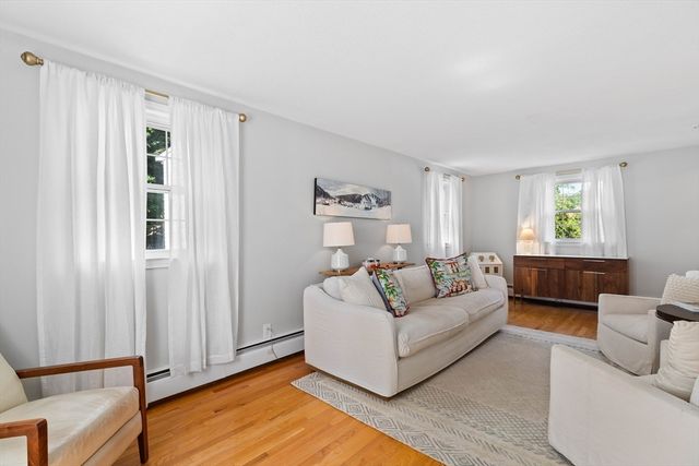 17 Duggan Ln, Milton, MA 02186