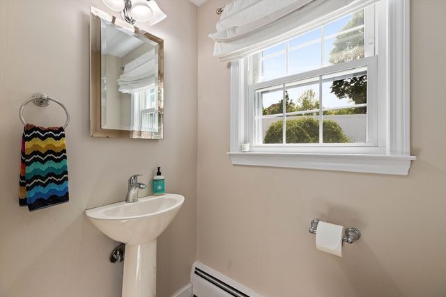 17 Duggan Ln, Milton, MA 02186
