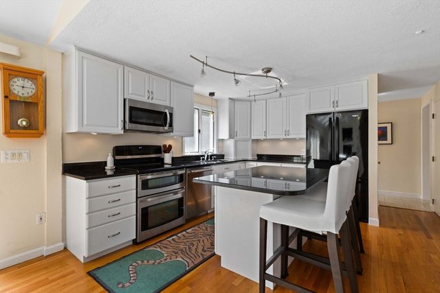17 Duggan Ln, Milton, MA 02186