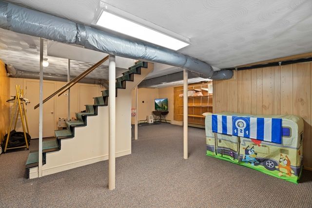 17 Duggan Ln, Milton, MA 02186