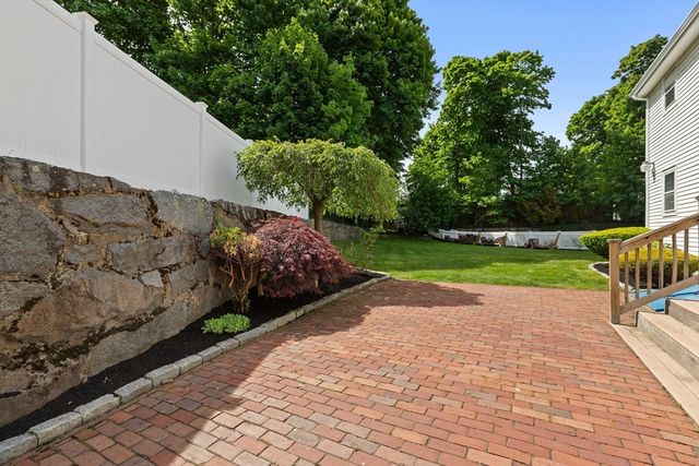 17 Duggan Ln, Milton, MA 02186