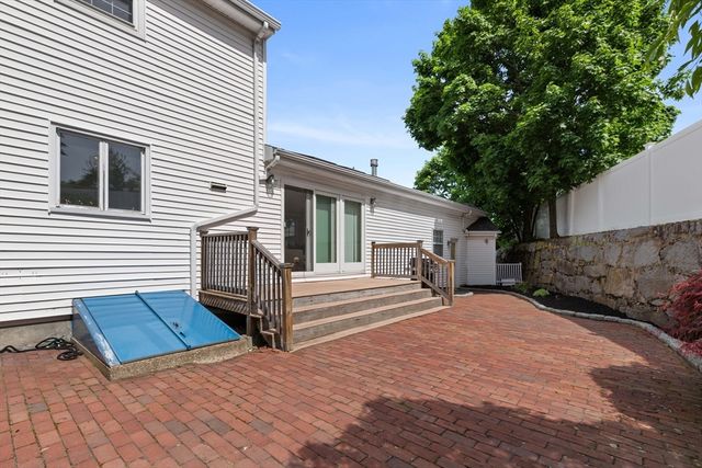 17 Duggan Ln, Milton, MA 02186