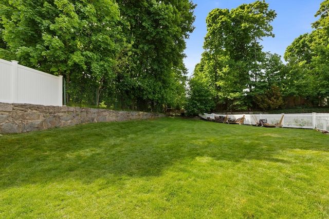 17 Duggan Ln, Milton, MA 02186
