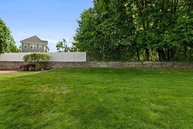 17 Duggan Ln, Milton, MA 02186