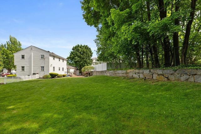 17 Duggan Ln, Milton, MA 02186