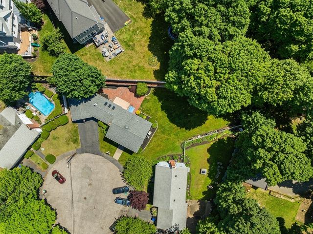 17 Duggan Ln, Milton, MA 02186