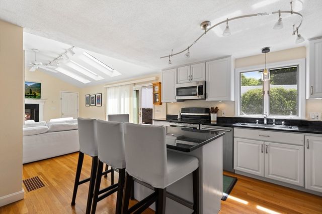 17 Duggan Ln, Milton, MA 02186