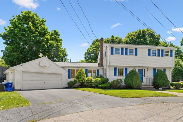 17 Duggan Ln, Milton, MA 02186