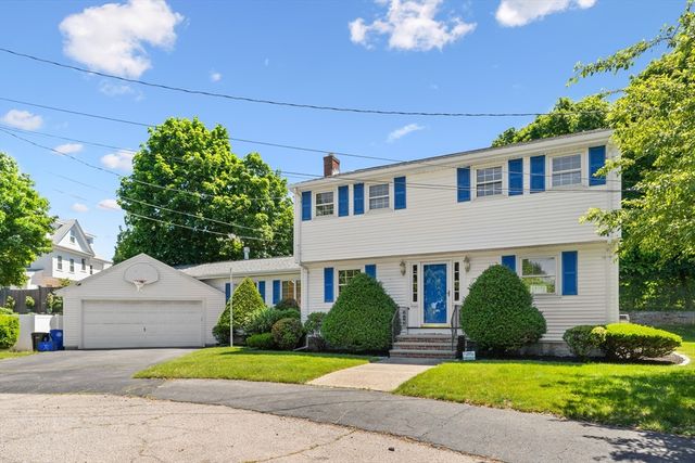 17 Duggan Ln, Milton, MA 02186