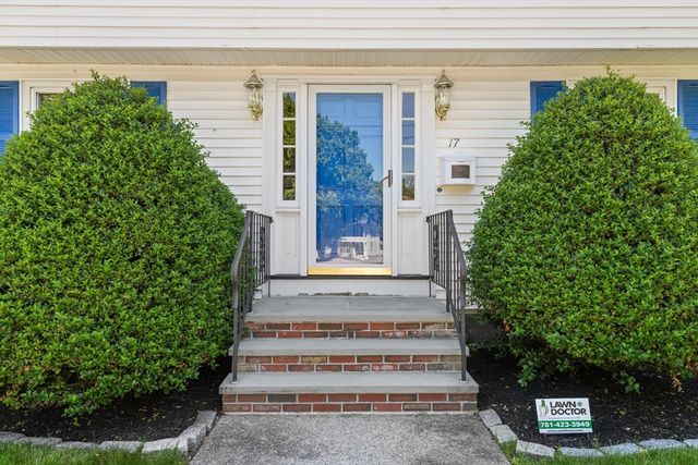 17 Duggan Ln, Milton, MA 02186