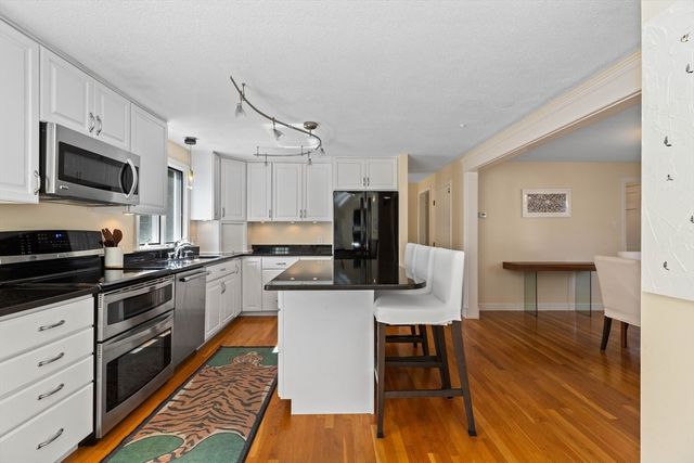 17 Duggan Ln, Milton, MA 02186
