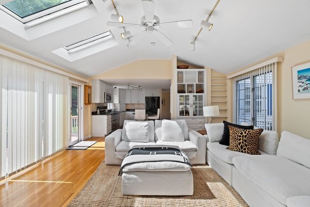 17 Duggan Ln, Milton, MA 02186