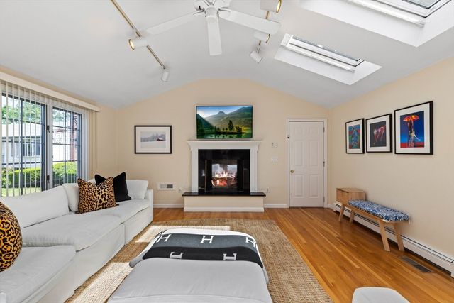 17 Duggan Ln, Milton, MA 02186