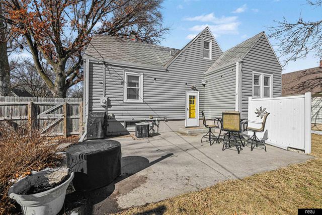 415 S Jackson Street, Papillion, NE 68046