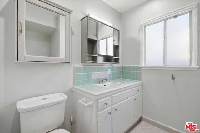 12818 Hatteras Street, Los Angeles, CA 91607