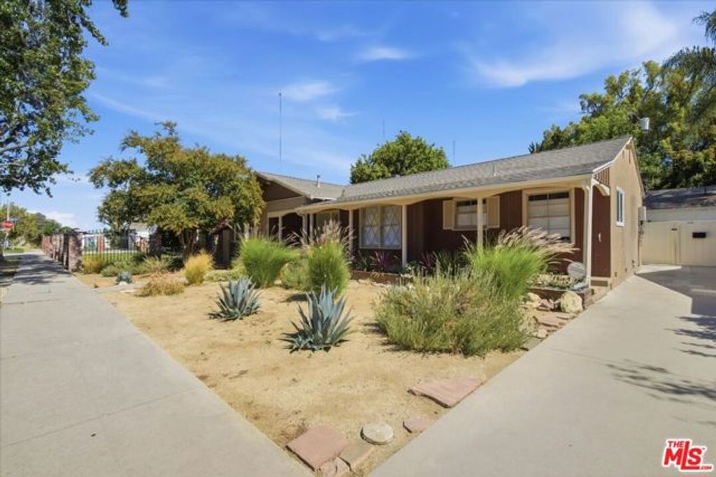 12818 Hatteras Street, Los Angeles, CA 91607