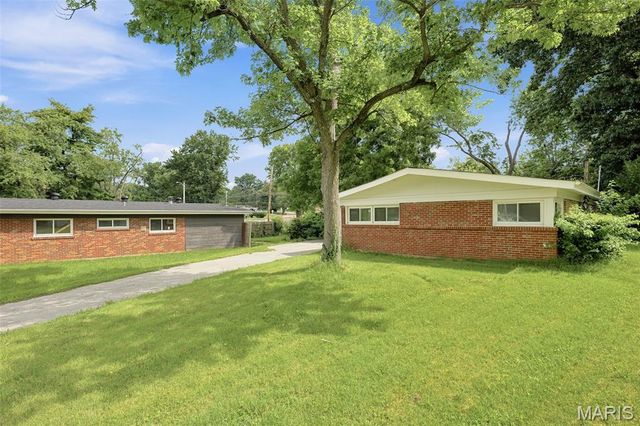 6830 Friarwood Dr, St Louis, MO 63134