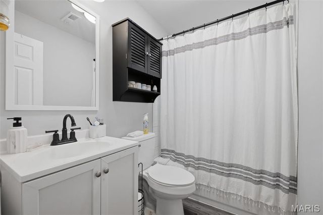 6830 Friarwood Dr, St Louis, MO 63134