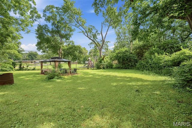 6830 Friarwood Dr, St Louis, MO 63134