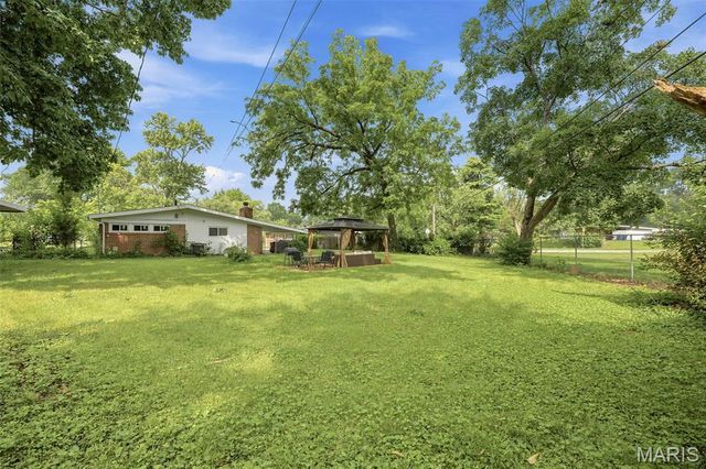 6830 Friarwood Dr, St Louis, MO 63134