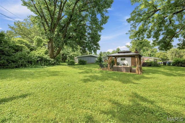 6830 Friarwood Dr, St Louis, MO 63134