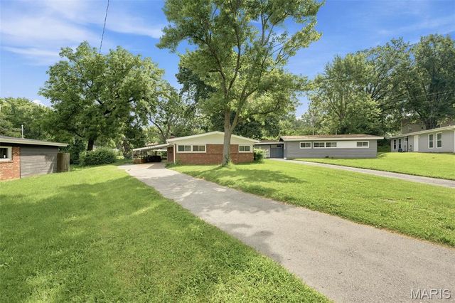 6830 Friarwood Dr, St Louis, MO 63134