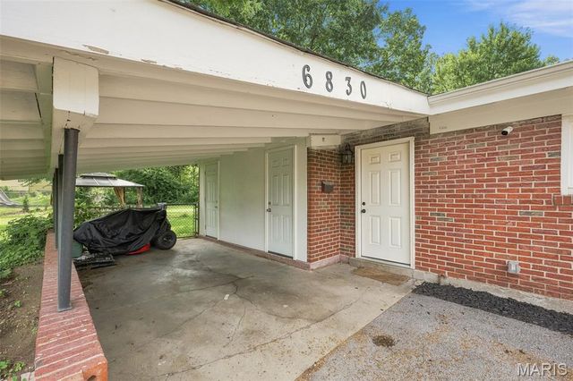 6830 Friarwood Dr, St Louis, MO 63134