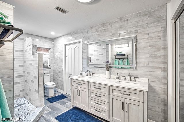 2490 Outrigger LN, Naples, FL 34104