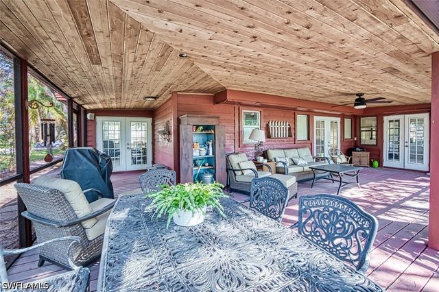 2490 Outrigger LN, Naples, FL 34104