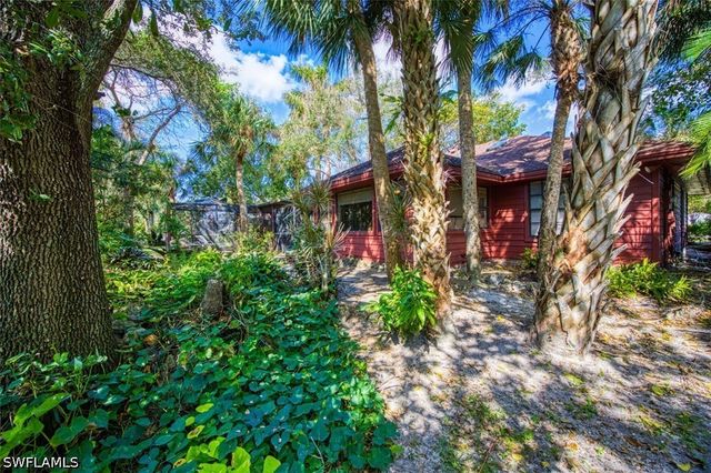 2490 Outrigger LN, Naples, FL 34104