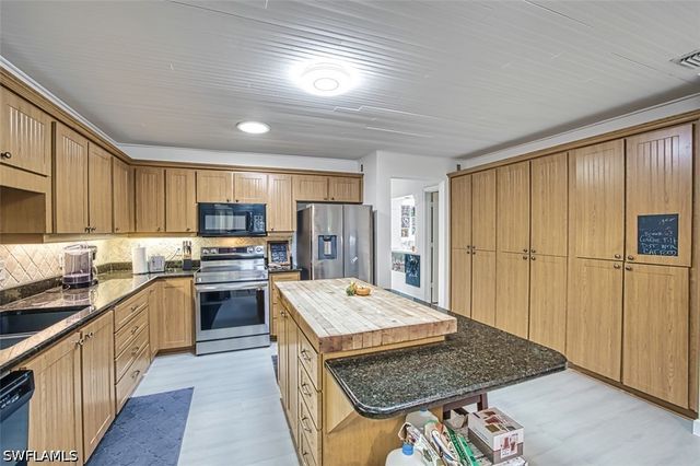 2490 Outrigger LN, Naples, FL 34104
