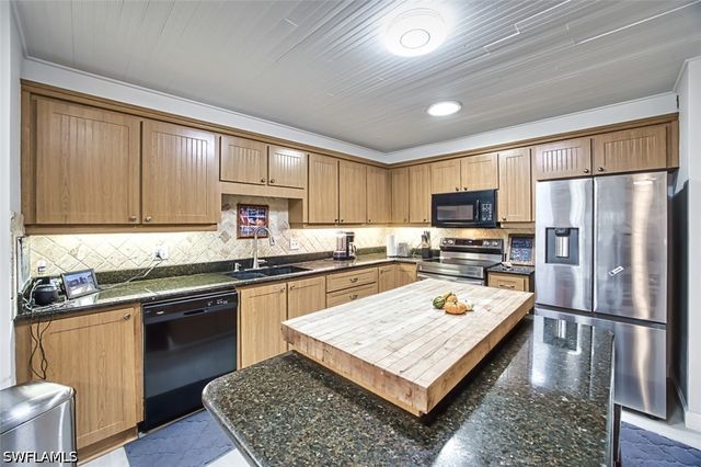 2490 Outrigger LN, Naples, FL 34104