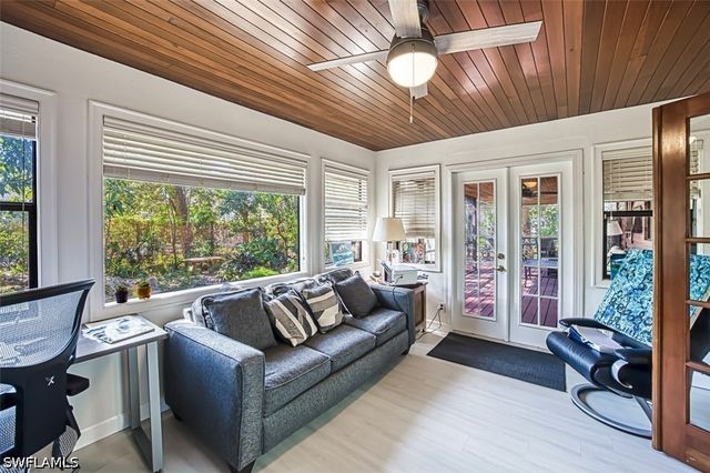 2490 Outrigger LN, Naples, FL 34104