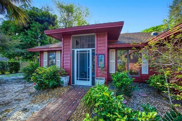 2490 Outrigger LN, Naples, FL 34104