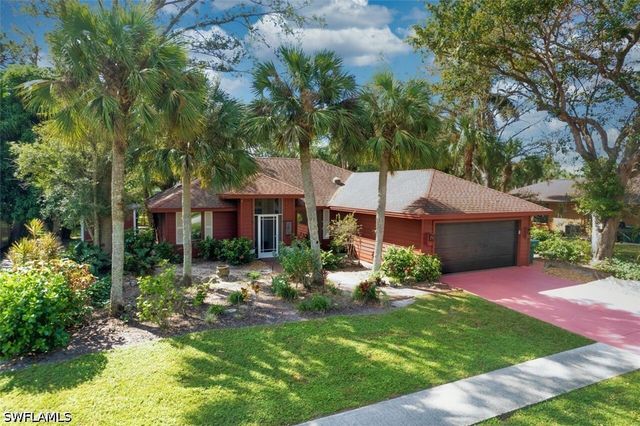 2490 Outrigger LN, Naples, FL 34104